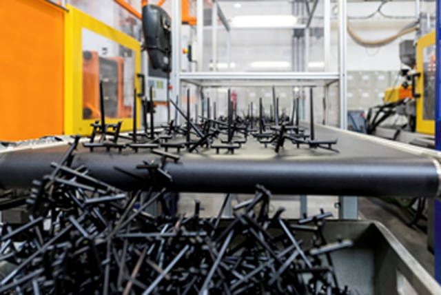 Bild 2: Produktion von Spritzgussteilen